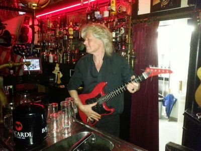 Dick's Pub bevind zich op de onderste verdieping in uitgaanscentrum Havenzicht Urk  |  Directe ingang via terras aan de havenzijde.
