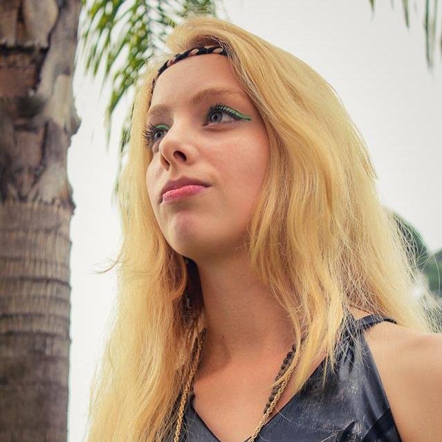 Seguime y te sigo Xasthin, “CYKR ARTISTA DE MUSICA INFO:
FACEBOOK: Xasthin Romano
TWITTER: Xasthin Romano
PRODUCTORA-COMPOSITORA-CANTANTE