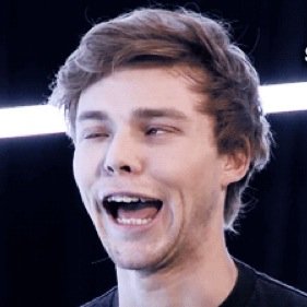 free follow from @loveelyashton so go follow her!!