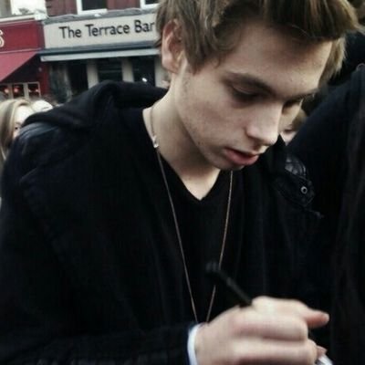 Oh darling, You're just a fan and he is a rockstar
|ramos/1 1/7 mde| 0/0 5sos 0/0 1d :(|
