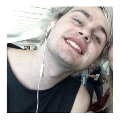 dont follow this acc, follow @mychemicalpal because she gave you this free follow (: