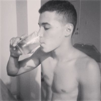 Aunque no exista la eternidad del hombre, sus acciones puedes hacer inmortal su nombre. Puede que la valentia falle algun dia pero ese dia no es hoy.