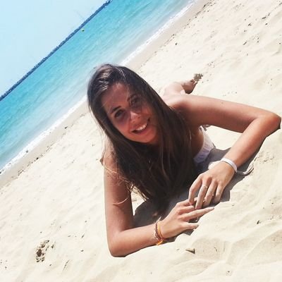 Amante de la buena vida, soñadora y un desastre personal.