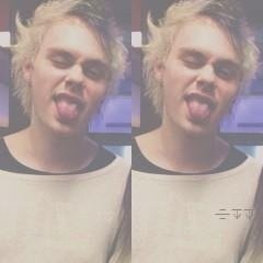 Follow @myfavoritehood because she gave you this free follow :)
