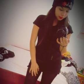 soy hunter^-^ cazadora de sueños amo escuchar musica &soy de chile n.n