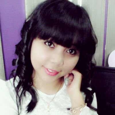 selalu tersenyum dan membuat semua orang bahagia karna kita ♥