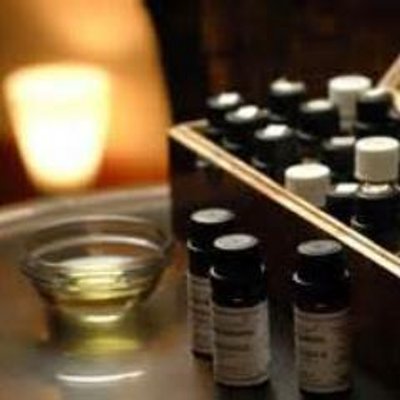 アロマオイルの効果 サンダルウッドは 心をリラックスさせるほか 男性の汗に含まれるフェロモンに似た成分が含まれており女性には催淫作用がある 出典 サンダルウッドの効果効能 アロマな生活 効能 使い方 レシピ
