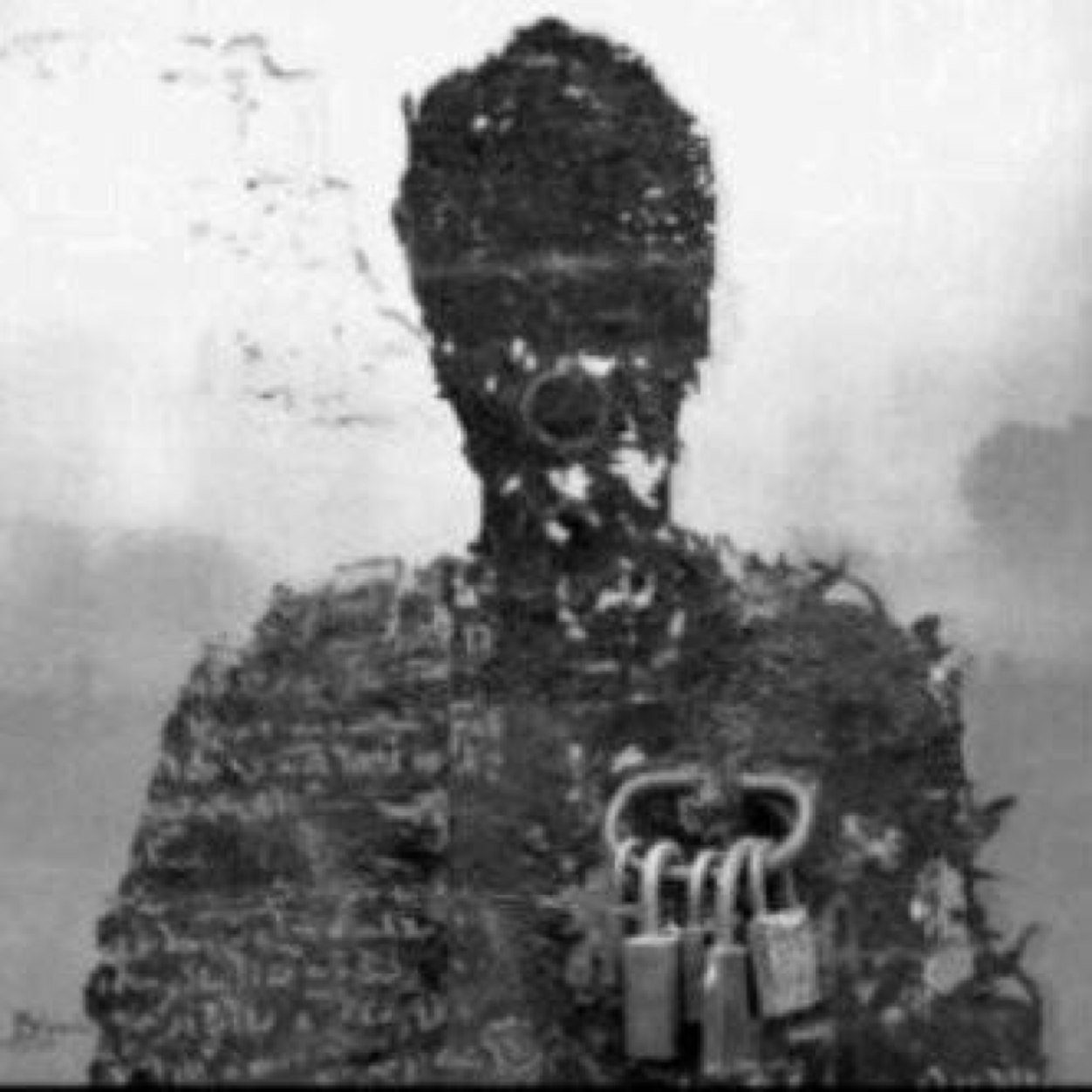 تغتابني ؟ تسبني ؟ تقذفني ؟ هي صحيفتك فملئها بما شئت .-ولد اطلع من هنا.