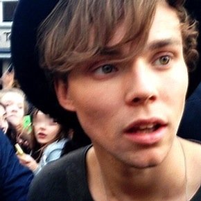 don't look at me unless you are 5sos ლ(╹◡╹ლ)