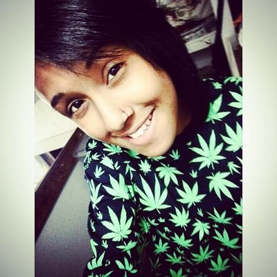 ;; Solteira :/ 
17 aninhos ; 
Personalidade forte ; não levo desaforo pra casa ;; 
amo quem me ama ; focasse quem me odeia ;