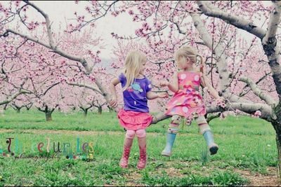 ‏أنَا مِنْك وَأنْت مِنِْي , وَالبَقِيَّةَ غُرباءَ/ ...