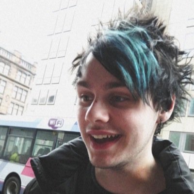 VOTE FOR 5SOS . IM ON TWEET LIMIT ON @calscuddlez