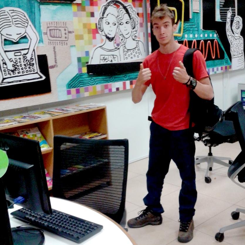 Estudante de Publicidade e Propaganda, Aquariano de 22 anos.