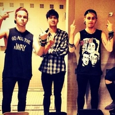 Go follow @Punk1Princess1 THIS IS A VOTING ACC DONT FOLLOW