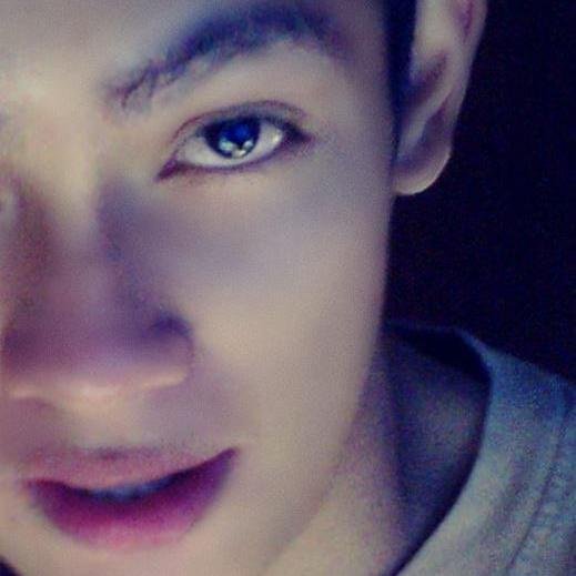 Hnya org ganteng yg nggak ingin dbilang ganteng tpi aP daya smua org sudah mngakui bhwa saya ganteng dan saya sndiri trpesona dengan kegantengan ini.  wkwkwkwkw