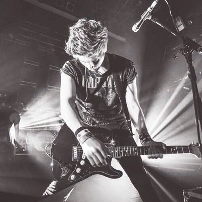 Follow - @hemmox_1996