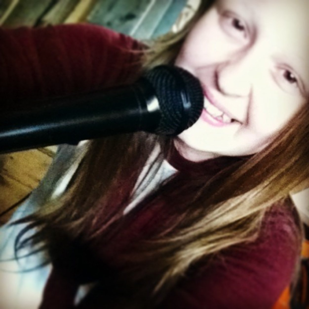 SarahMaiC's profile picture. Promettez moi,s'il vous plait,de continuer a sourire car votre sourire est la raison pour laquel je vie.
Follow me,I follow back!