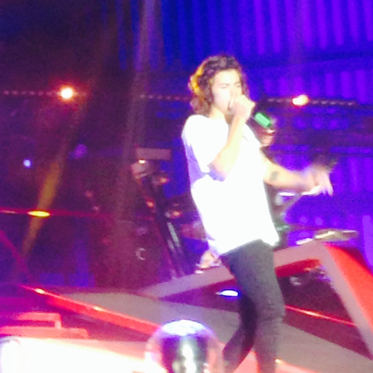 follow @harrysplatforms please!!!! ily