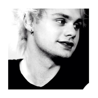 ✖ Here's a free follow from @guitaristmikey , please go follow her and ask for a dm to the band acc if you want ✖