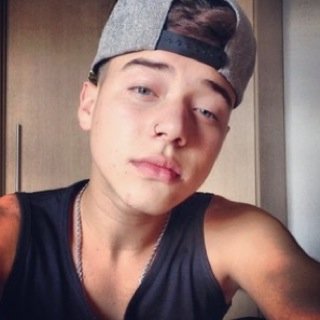 Não faça da sua vida uma rua onde muitos passam e poucos ficam, mas faça dela um paraíso ode muitos querem estar e poucos podem ✌