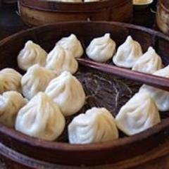 ไส้เป็นหมูสับมีน้ำซุปอยู่ข้างในตักวุ้นวางบนไส้หมู แล้วห่อด้วยแป้ง จับจีบให้ได้ 18 จีบ เมื่อนึ่งสุกวุ้นจะละลาย กลายเป็นน้ำซุปอยู่ข้างใน