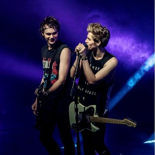 || Wrapped around the fingers of 4 rejects || 15 • Toronto • Seeing 5sos 08/25/15 • nope/4
