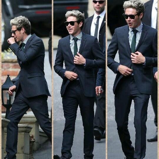 PLEASE FOLLOW @mxgconft1D HELP HER GAIN 2K FOLLOWERS! THANK YOU! ASK FOR A FOLLOW BACK.