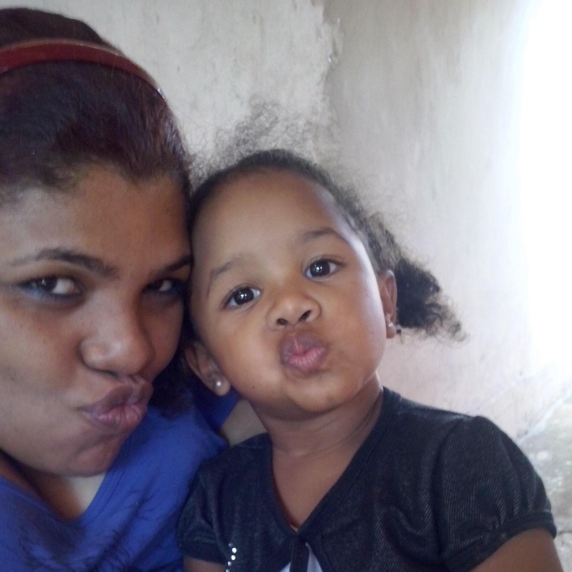 Preciso de um remédio que cure essa saudade
Que diminua a dor que no meu peito invade
Que me cure ou me ajude a esquecer.