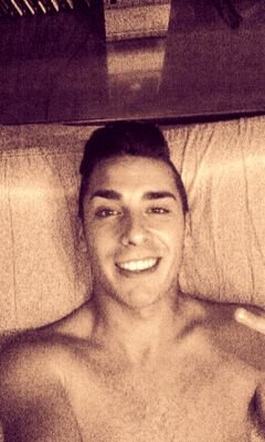 Un par d besos un par d caricias y yo con la mente llena d malicia;))