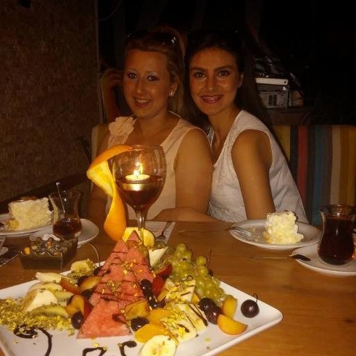Uykudan uyandığında insanı uyandığına pişman eden geri dönmek isteyipte dönemeyince çaresizlikten delirten hayatta bir defa görülebilen harika bir rüyasın sen.