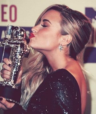 feelsdestiny's profile picture. [justin’s voice] VIADO SOU EU BRINCANDO DE DJ NA TUA XOTA