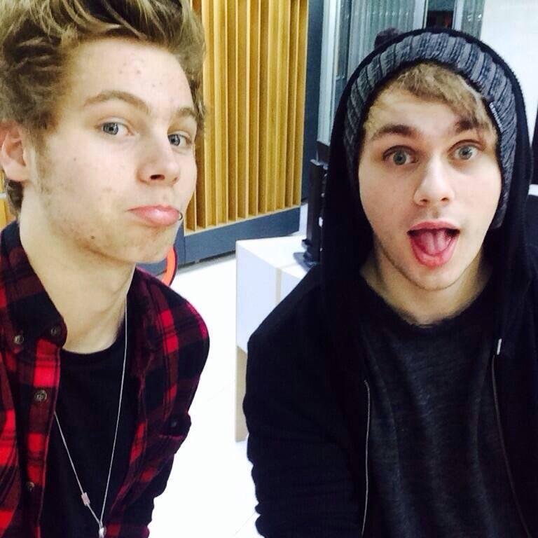 ♡♥ follow @5years_ofwinter cause she gaves you this follow ♡♥