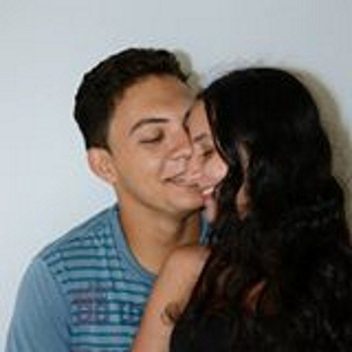 Sou uma pessoa muito legal gosto de fazer amizade, amo tecnologia, adoro minha filha. E agradeço a Deus pela familia que me deu