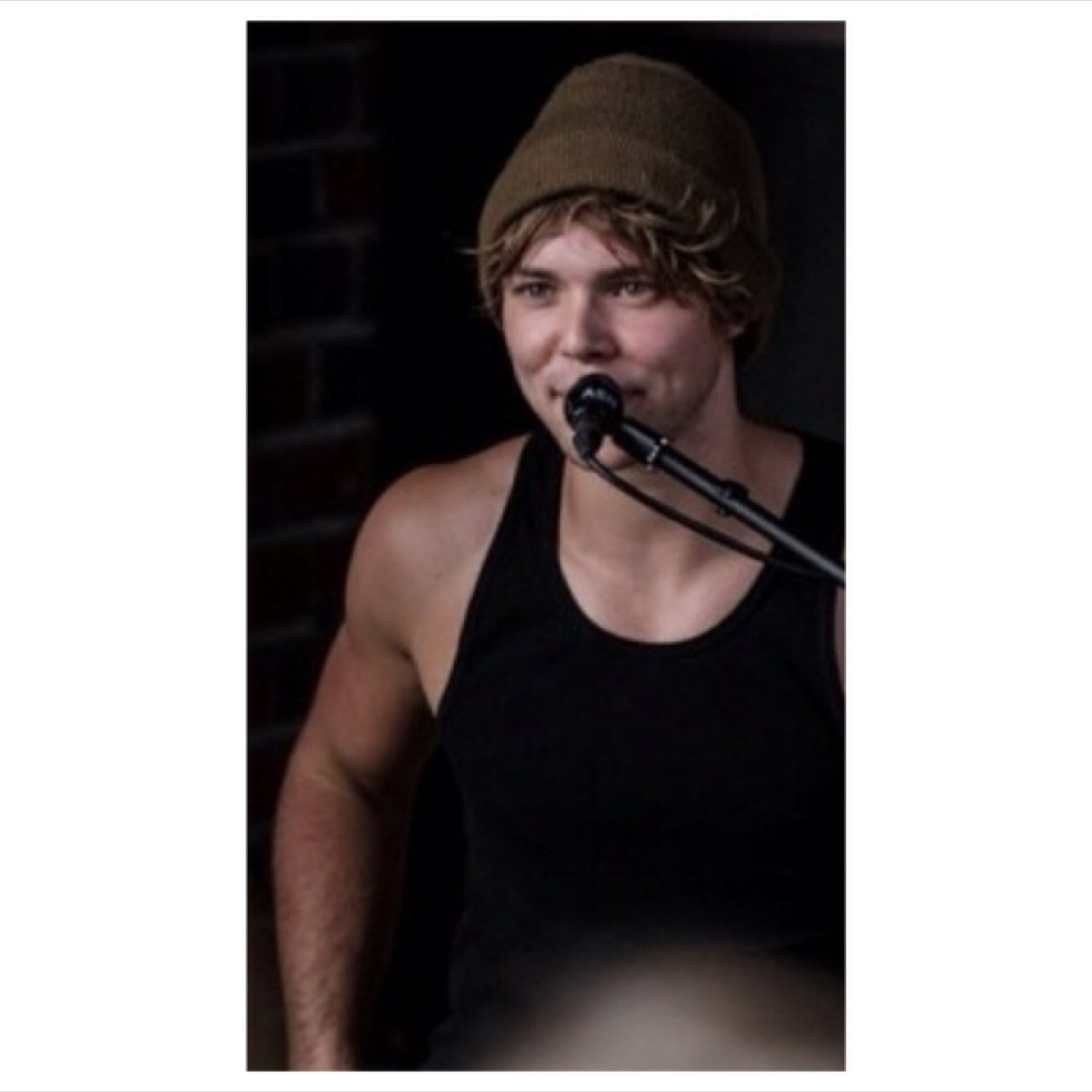 EmiliePayneLove's profile picture. Why are Ashton Irwin not in my bed?