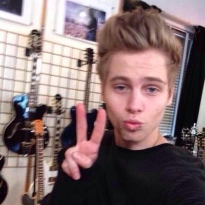 Directioner and part of the 5sosfam! 0/5 and 0/4
