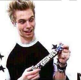 Thedeathlyrunes's profile picture. HEY!!!! Hope you're having a great day ;D Follow @SaimaSaleem14 for me please? xx  #5sosfam #directioner