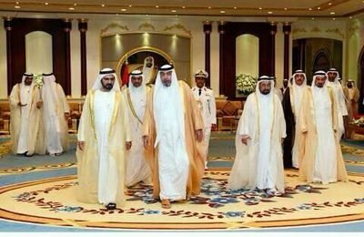 [لوغبت يازايدعن العين؟نلقاك
مرّه فـ [ بوخالد ]ومره فَـ[خليفه]
بعض الملوك تموت وتخلّف أشواك
إلا انت خلفت الغصون الوريفه✋