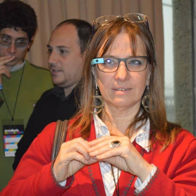 Hija, hermana, amiga, mujer cis, madre, lingüista, docente, investigadora.