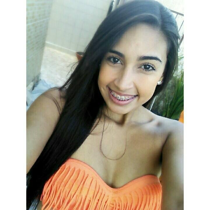 Ela é um poço de qualidade, defeito, e cada jeito dela é uma emoção. | Estudante de Enfermagem, 19 anos | Insta: @ingridsoares_a
