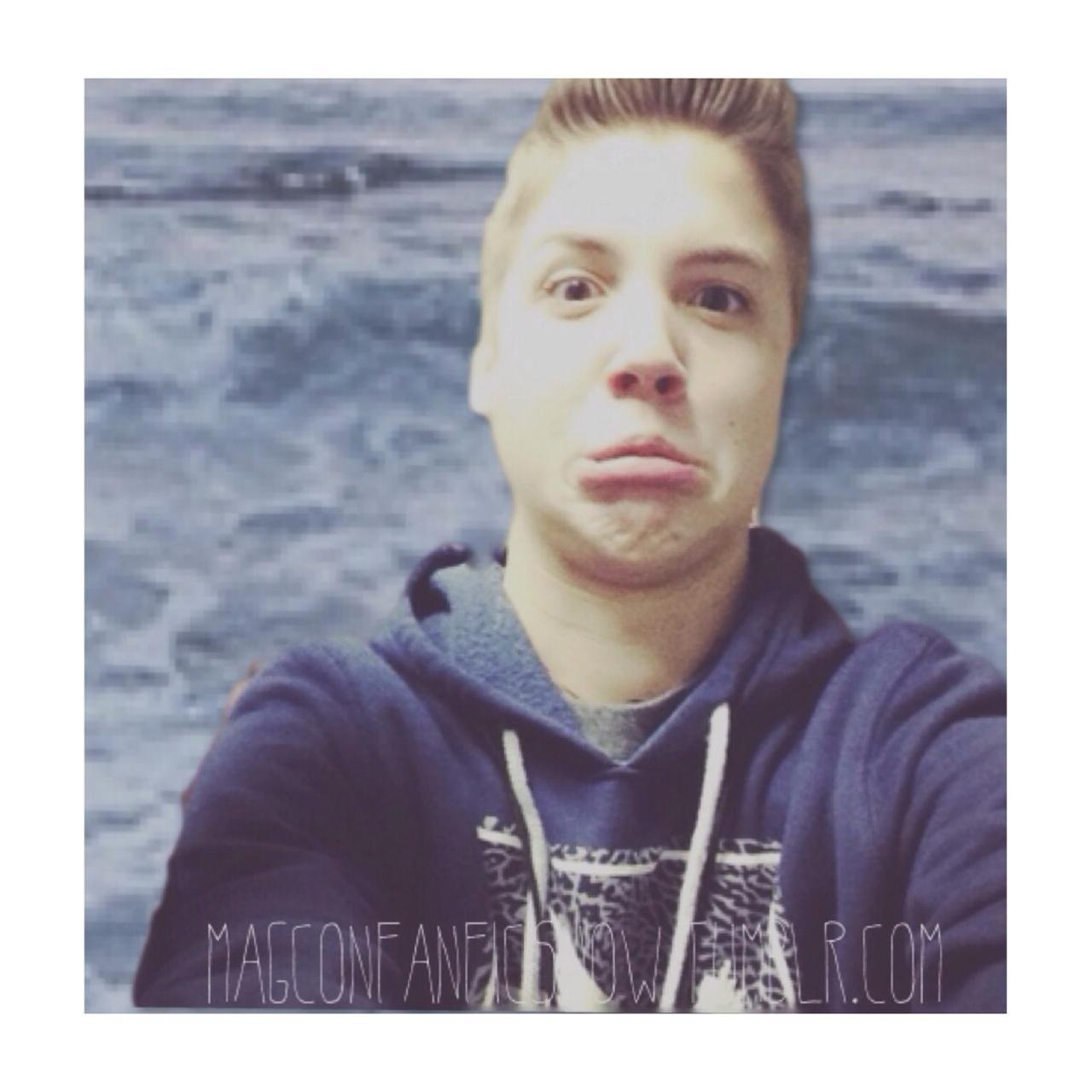follow @feelincash or I'll unfollow you