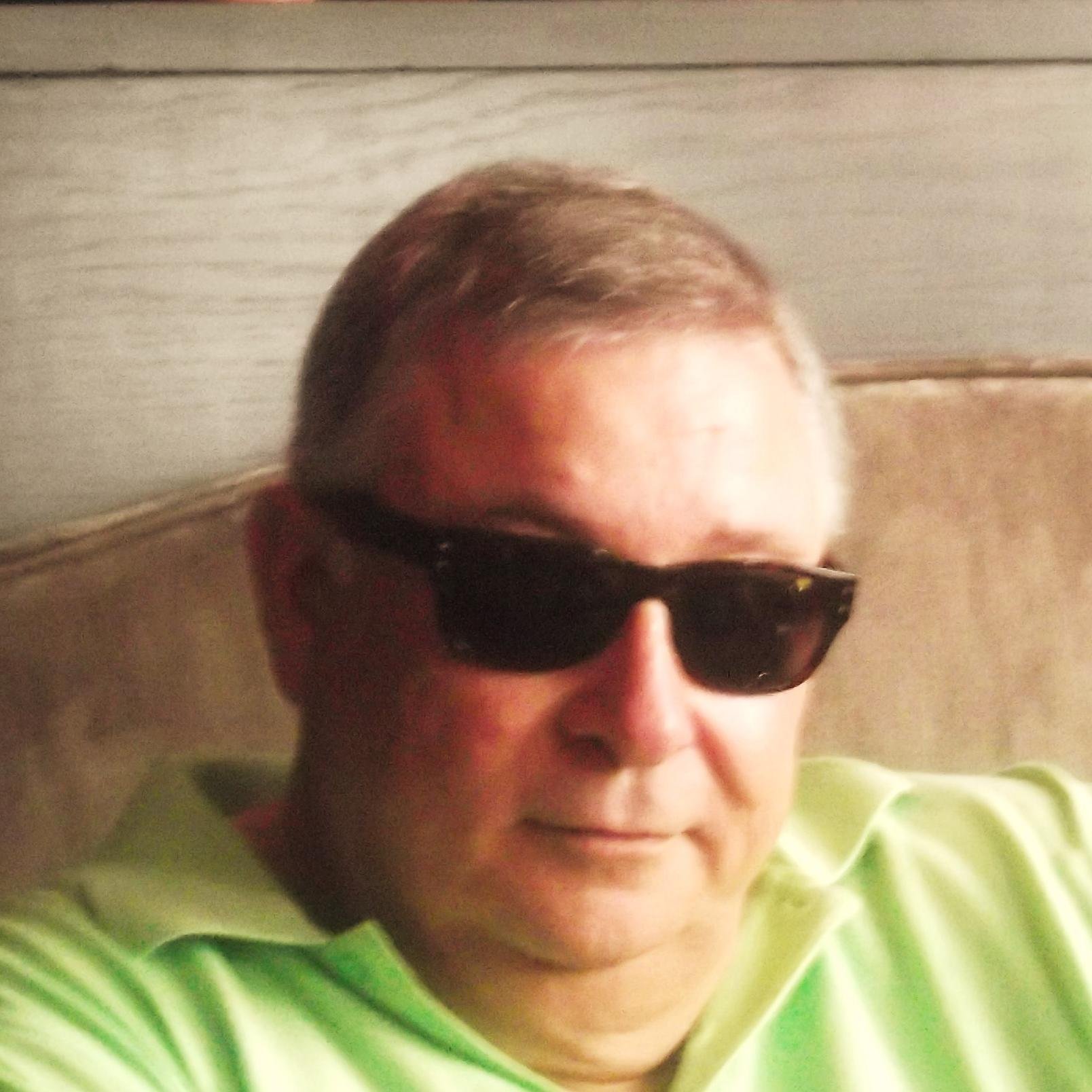Profesor emérito del IES Chaves Nogales de Sevilla, en las TIC desde no me quiero acordar ..., sevillano, amante de Conil y bético de los del manquepierda