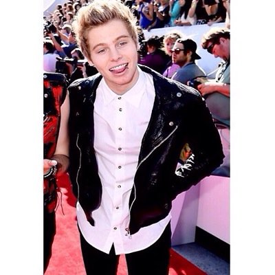 FOLLOW @lukesnandosSOS BC SHE GAVE YOU THIS FREE FOLLOW:)