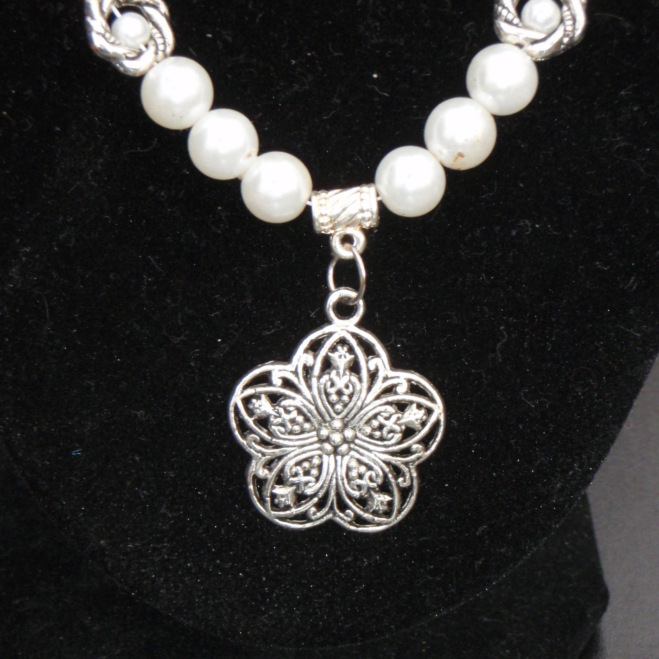 Come here for new and creative ways to design and make your own jewelry.