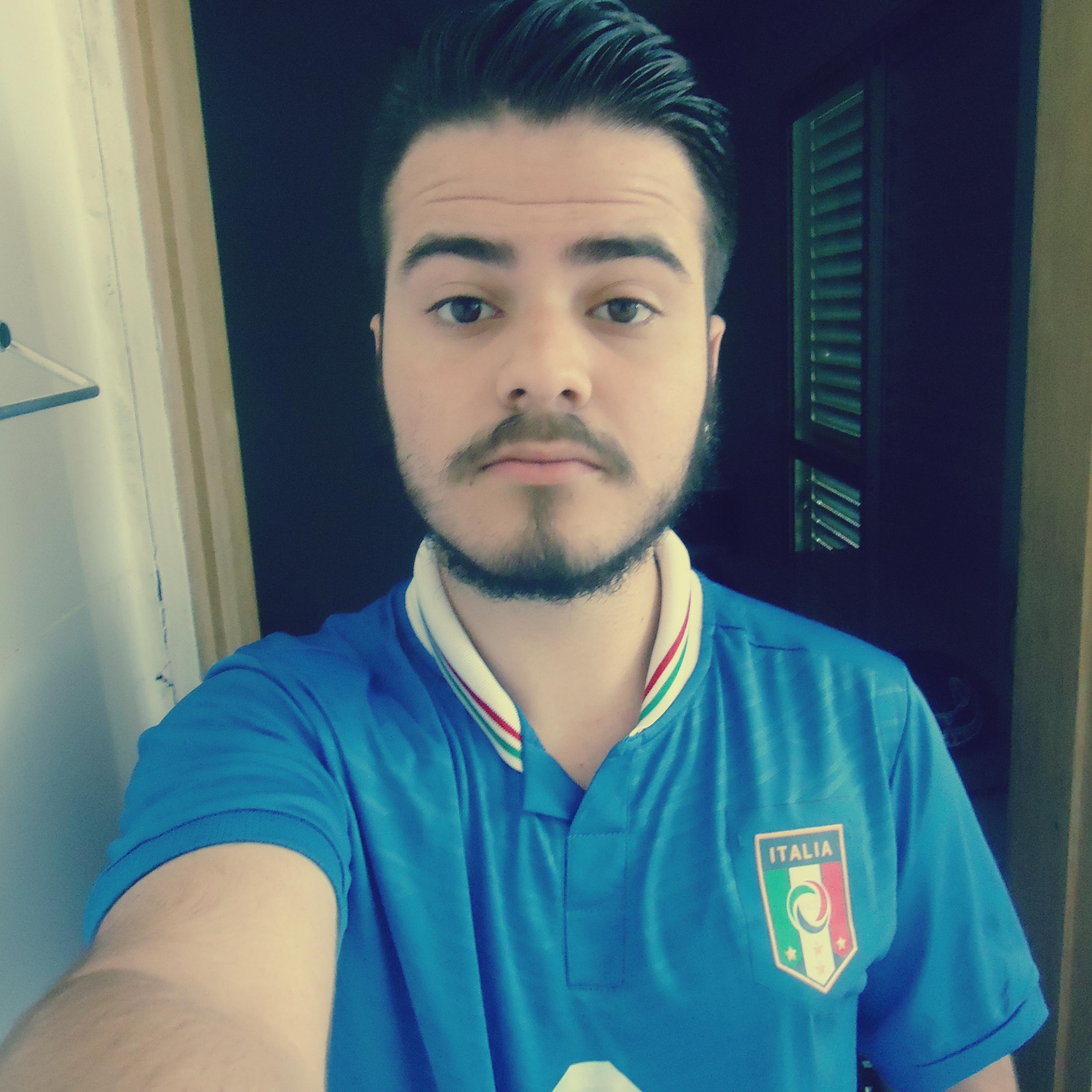 19 anos, Estudante, Parawhore, Gamer e sem graça.