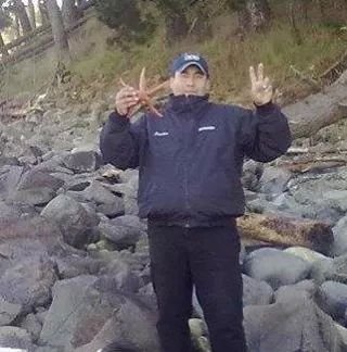 me gusta ayudar a la gente que se lo merece y trabajador  amoroso simpático alegre