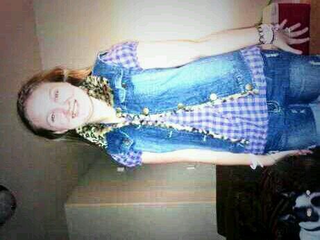 i live in Frisco Texas and i was born Oklahoma April 2, 1998  and I'm a Singer