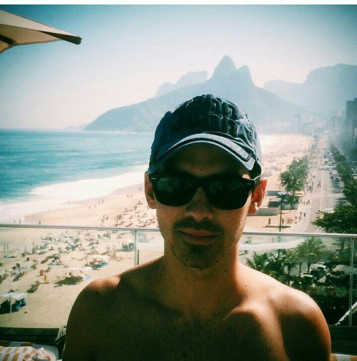 desde 2010 tentando reconhecimento desses ai. poise, RTed by @PapaJonas on March 29th.