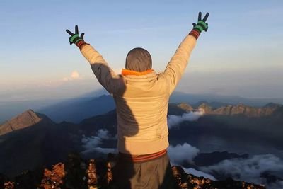 Selalu ada alasan untuk tersenyum hari ini, esok, dan hari- hari selanjutnya.. ^^ | Muslim Backpacker