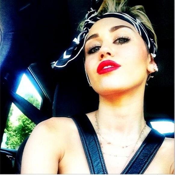 ♥ İdol @justinbieber @MileyCyrus Tavuklarla kafayı bozmuş İdol :D