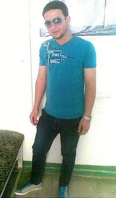 ‏  لسْتُ مُلزِم أنَ أشَكلُ نفَسيْ ...وِفـَقْ أهَواءْ النـَاسْ ...!إنَ أعَجَبتُهمْ فـَهَذا طَبعَيْ !وَ إنَ لـَمْ أعَجبَهمْ فـَكَثيَرةٌ هـِيْ الجُدرانْ ...!‏1‏
